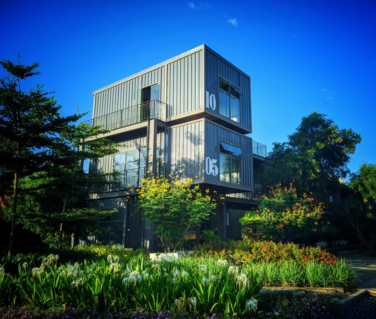green plants near white concrete building during daytime